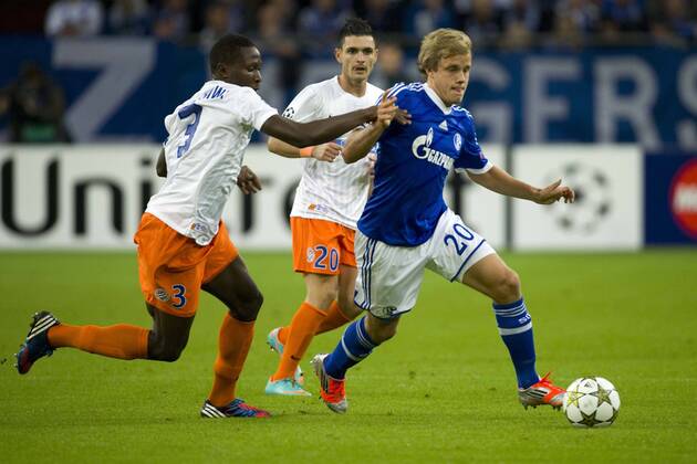 Mapou YANGA-MBIWA (li., MP) gegen Teemu PUKKI (GE), Aktion, Zweikampf, Fussball Champions League, Vorrunde 2. Spieltag, FC Schalke 04 (GE) - Montpellier HSC (MP), am 03.10.2012 in Gelsenkirchen Deutschland