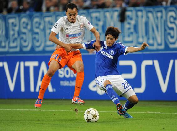 03-10-2012, Fussball, Saison 2012-2013, UEFA Champions League, Gruppenphase, FC Schalke 04 - Montpellier HSC, Atsuto Uchida (Schalke 04), re., gegen Karim Ait-Fana (HSC Montpellier)