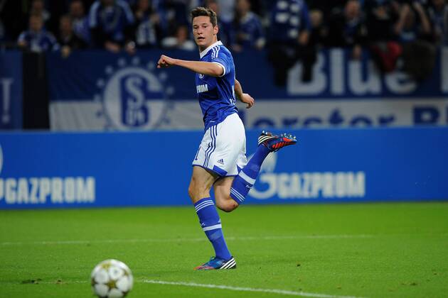 Fußball Champions League Schalke 04 - HSC Montpellier am 03.10.2012 in der Veltins-Arena in Gelsenkirchen Torschuss Schalke zum 1:1 durch Julian Draxler ( Schalke )