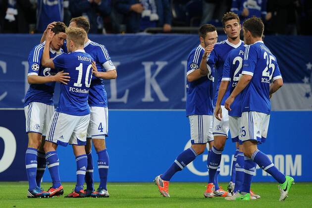 Fußball Champions League Schalke 04 - HSC Montpellier am 03.10.2012 in der Veltins-Arena in Gelsenkirchen Torjubel Schalke zum 1:1 durch Julian Draxler ( Schalke ), links