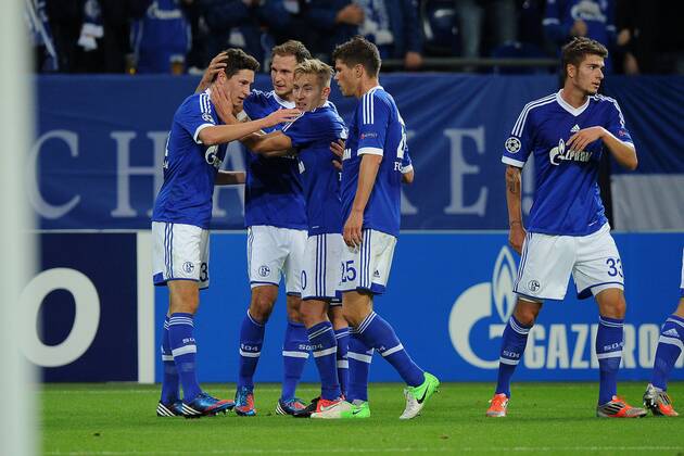 Fußball Champions League Schalke 04 - HSC Montpellier am 03.10.2012 in der Veltins-Arena in Gelsenkirchen Torjubel Schalke zum 1:1 durch Julian Draxler ( Schalke ), links