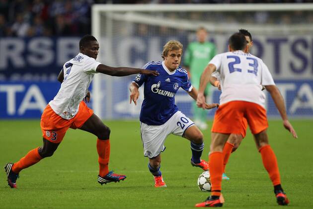 Fußball Champions League Schalke 04 - HSC Montpellier am 03.10.2012 in der Veltins-Arena in Gelsenkirchen Mapou Yanga-Mbiwa ( Montpellier ), links - Teemu Pukki ( Schalke ), mitte - Jamel Saihi ( Montpellier ), rechts
