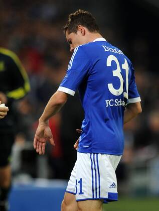 FUSSBALL CHAMPIONS LEAGUE SAISON 2012 2013 GRUPPENPHASE FC Schalke 04 - Montpellier HSC 03.10.2012 Julian Draxler (FC Schalke 04) hat sich im Zweikampf an der Hand verletzt und muss ausgewechselt werden 
