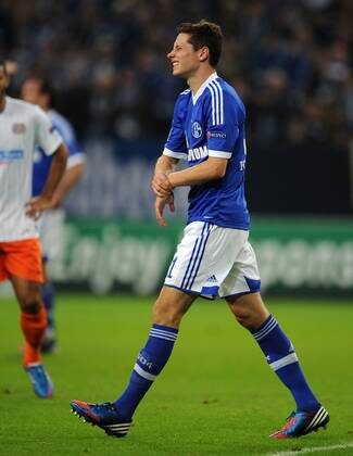 FUSSBALL CHAMPIONS LEAGUE SAISON 2012 2013 GRUPPENPHASE FC Schalke 04 - Montpellier HSC 03.10.2012 Julian Draxler (FC Schalke 04) hat sich im Zweikampf an der Hand verletzt und muss ausgewechselt werden 