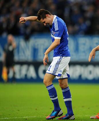 FUSSBALL CHAMPIONS LEAGUE SAISON 2012 2013 GRUPPENPHASE FC Schalke 04 - Montpellier HSC 03.10.2012 Julian Draxler (FC Schalke 04) hat sich im Zweikampf an der Hand verletzt und muss ausgewechselt werden 