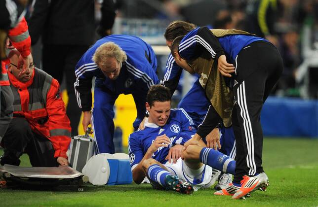 FUSSBALL CHAMPIONS LEAGUE SAISON 2012 2013 GRUPPENPHASE FC Schalke 04 - Montpellier HSC 03.10.2012 Julian Draxler (FC Schalke 04) hat sich im Zweikampf an der Hand verletzt und muss ausgewechselt werden 