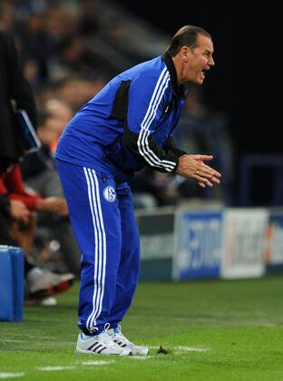 FUSSBALL CHAMPIONS LEAGUE SAISON 2012 2013 GRUPPENPHASE FC Schalke 04 - Montpellier HSC 03.10.2012 Trainer Huub Stevens (FC Schalke 04) engagiert an der Seitenlinie 