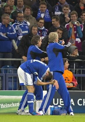 Gelsenkirchen, 03.10.2012, Veltins Arena, Fußball Verletzung Julian Draxler (S04) FC Schalke 04 - Montpellier HSC