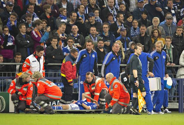 Gelsenkirchen, 03.10.2012, Veltins Arena, Fußball Verletzung Julian Draxler (S04) - Trainer Huub Stevens (S04) FC Schalke 04 - Montpellier HSC