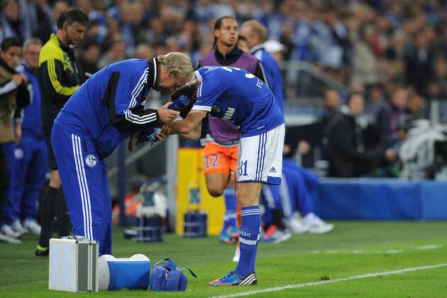 Fußball Champions League Schalke 04 - HSC Montpellier am 03.10.2012 in der Veltins-Arena in Gelsenkirchen Julian Draxler ( Schalke ), rechts - wird verletzt behandelt