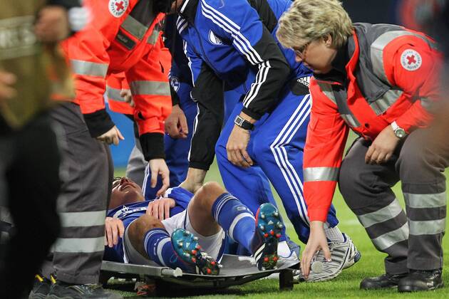 Fußball Champions League Schalke 04 - HSC Montpellier am 03.10.2012 in der Veltins-Arena in Gelsenkirchen Julian Draxler ( Schalke ) muss verletzt ausgewechselt werden und kommt auf die Krankentrage