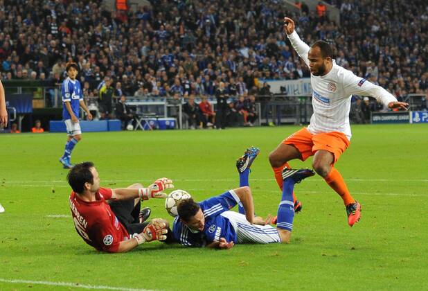 03-10-2012, Fussball, Saison 2012-2013, UEFA Champions League, Gruppenphase, FC Schalke 04 - Montpellier HSC, Elfmeter für Schalke, Julian Draxler (Schalke 04), mi., wird zu Fall gebracht und bricht sich dabei den linken Arm