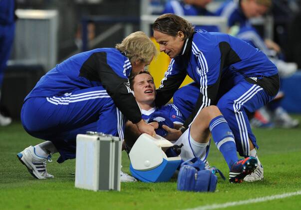 03-10-2012, Fussball, Saison 2012-2013, UEFA Champions League, Gruppenphase, FC Schalke 04 - Montpellier HSC, Physiotherapeut Egil Eliassen (Schalke 04), li., und Dr. Thorsten Rarreck (FC Schalke 04) kümmern sich um Julian Draxler (Schalke 04)