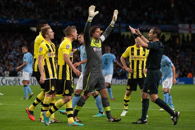 Football - Champions League - Manchester City vs. Borussia Dortmund Roman Weidenfeller of Dortmund leads protests following the referee awarding a penalty at the Etihad Stadium 