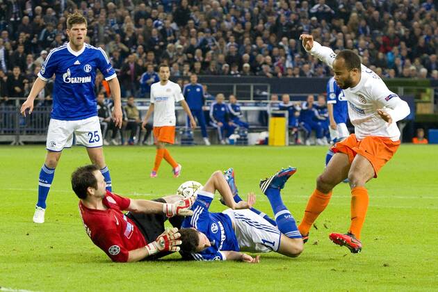 Julian DRAXLER (mi., GE) wurde von Garry BOCALY (re., MP) gefoult und verletzt sich schwer am Arm, Aktion, Fussball Champions League, Vorrunde 2. Spieltag, FC Schalke 04 (GE) - Montpellier HSC (MP) 2:2, am 03.10.2012 in Gelsenkirchen Deutschland