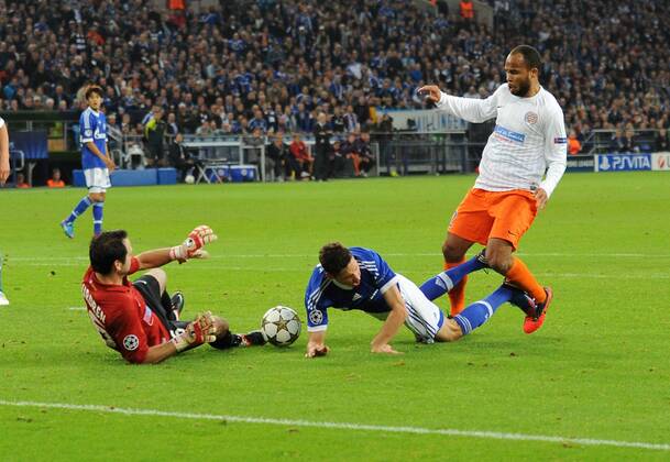03-10-2012, Fussball, Saison 2012-2013, UEFA Champions League, Gruppenphase, FC Schalke 04 - Montpellier HSC, Elfmeter für Schalke, Julian Draxler (Schalke 04), mi., wird zu Fall gebracht und bricht sich dabei den linken Arm