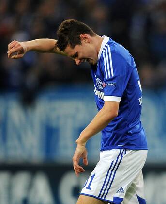 FUSSBALL CHAMPIONS LEAGUE SAISON 2012 2013 GRUPPENPHASE FC Schalke 04 - Montpellier HSC 03.10.2012 Julian Draxler (FC Schalke 04) hat sich im Zweikampf an der Hand verletzt und muss ausgewechselt werden 