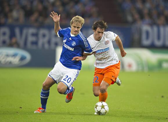 Gelsenkirchen, 03.10.2012, Veltins Arena, Fußball Teemu Pukki (S04), Benjamin Stambouli (HSC) FC Schalke 04 - Montpellier HSC