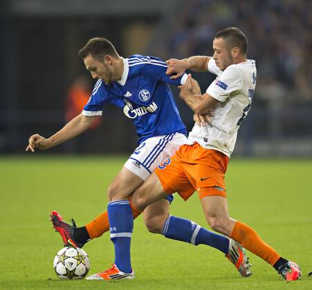 Gelsenkirchen, 03.10.2012, Veltins Arena, Fußball Marco Höger (S04), Jamel Saihi (HSC) FC Schalke 04 - Montpellier HSC