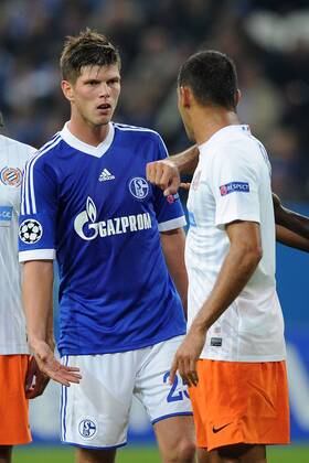 Fußball Champions League Schalke 04 - HSC Montpellier am 03.10.2012 in der Veltins-Arena in Gelsenkirchen Klaas-Jan Huntelaar ( Schalke ), links - Hilton ( Montpellier ), rechts
