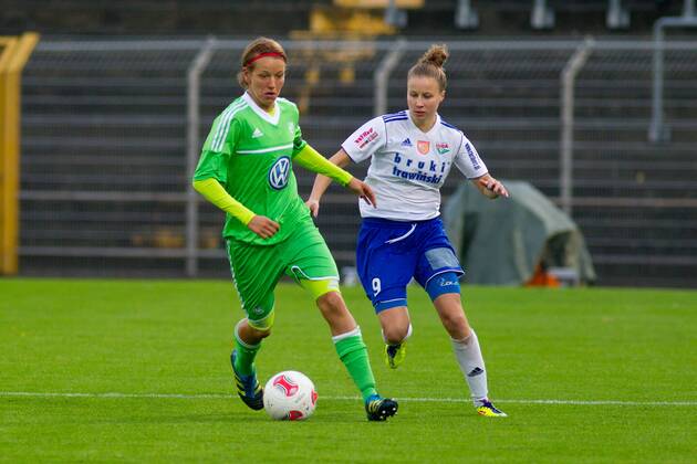 Zweikampf - Viola Odebrecht (VfL Wolfsburg) gegen Agata Tarczynska (RTP Unia Raciborz) - UEFA Womens Champions League Saison 2012-13 VFL Wolfsburg vs. RTP Unia Raciborz im Stadion am Elsterweg in Wolfsburg - Aktion,4.10.2012,Deutschland,Fußball,Frau,Frauen