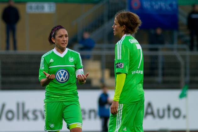 Nadine Keßler (li.) und Viola Odebrecht (VfL Wolfsburg) - UEFA Womens Champions League Saison 2012-13 VFL Wolfsburg vs. RTP Unia Raciborz im Stadion am Elsterweg in Wolfsburg - Aktion,4.10.2012,Deutschland,Fußball,Frau,Frauen
