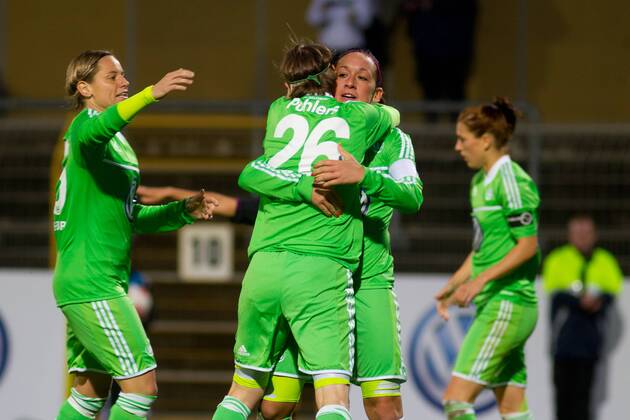 Torjubel - Torschützin Conny Pohlers (Mi.) trifft zum 2-1und Nadine Keßler (VfL Wolfsburg)- UEFA Womens Champions League Saison 2012-13 VFL Wolfsburg vs. RTP Unia Raciborz im Stadion am Elsterweg in Wolfsburg - Aktion,4.10.2012,Deutschland,Fußball,Frau,Frauen