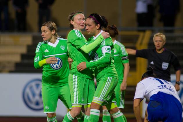 Torjubel - Torschützin Conny Pohlers (Mi.) trifft zum 2-1und Nadine Keßler (VfL Wolfsburg)- UEFA Womens Champions League Saison 2012-13 VFL Wolfsburg vs. RTP Unia Raciborz im Stadion am Elsterweg in Wolfsburg - Aktion,4.10.2012,Deutschland,Fußball,Frau,Frauen