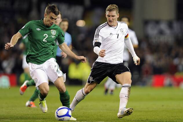 v.re:Bastian SCHWEINSTEIGER (GER),Aktion,Zweikampf gegen Seamus COLEMAN (IE). Länderspiel, WM-Qualifikation, Irland (IRL)-Deutschland (GER) 1-6. am 12.10.2012 in Dublin,Aviva Stadion