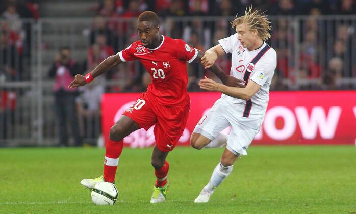 12.10. 2012 Stade de Suisse Bern , SCHWEIZ , Herren WM Qualifikationsspiel Saison 2012 2013 Schweiz - Norwegen Johan Djourou (li,Schweiz) gegen Alexander Toft Soderlund (Norwegen) ; Zweikampf , Aktion