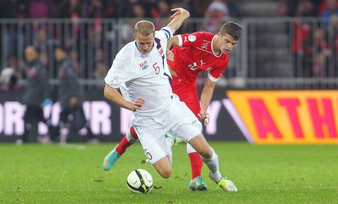 12.10. 2012 Stade de Suisse Bern , SCHWEIZ , Herren WM Qualifikationsspiel Saison 2012 2013 Schweiz - Norwegen Brede Hangeland (li,Norwegen) gegen Granit Xhaka (Schweiz) ; Zweikampf , Aktion