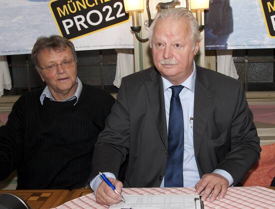 München,Presseinformation zu München PRO22 Olympische und Paraolympische Winterspiele 2022, Hans-Ulrich Hesse, Vorsitzender des Bayerischen Landes-Sportsverband e. V. Kreis München, Mario Schmidbauer CSU Stadtrat im Ratskeller beim unterschreiben des Buergerbegehrens