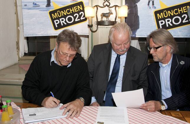 München,Presseinformation zu München PRO22 Olympische und Paraolympische Winterspiele 2022, Hans-Ulrich Hesse, Vorsitzender des Bayerischen Landes-Sportsverband e. V. Kreis München, Mario Schmidbauer CSU Stadtrat und Prof. Knut Föckler Vorstand des gemeinnützigen Foerdervereins KEINE MACHT DEN DROGEN e. V. im Ratskeller beim unterschreiben des Buergerbegehrens