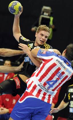 Göteborg 2012 10 17 Scandinavium Men s Champions League handball group phase IK Sävehof vs BM Atletico Madrid Erik Forsell Schefvert Sävehof Eduard Fernandez Roura Atletico Madrid KP031002 