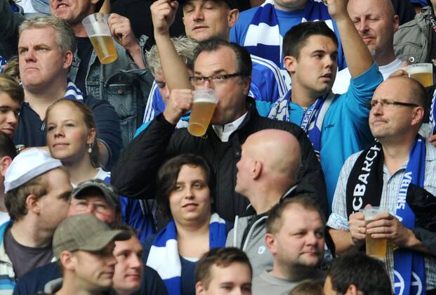 20-10-2012, Fussball, Saison 2012-2013, 1. Bundesliga, 8. Spieltag, FC Schalke 04 1-2, Aufsichtsratsvorsitzender Clemens Tönnies (Schalke 04) gönnt sich im Fanblock ein Bier
