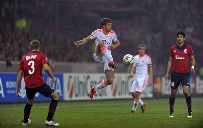 23.10.2012, Fussball Championsleague 2012 2013, Vorrundenspiel, OSC Lille (LOSC) - FC Bayern München, in Lille (Frankreich). Thomas Müller (mitte, Bayern München) am Ball.