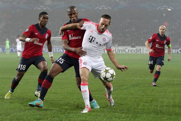 Djibril SIDIBE (OSC Lille - 15) im Zweikampf mit Franck RIBERY (FC Bayern München - 7) 23.10.2012 Fussball Champions League Vorrunde 3. Spieltag Gruppe F OSC Lille (Frankreich, France - FRA) - FC Bayern München (Deutschland - GER) Fussball Herren Saison 2012-2013