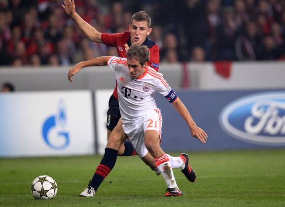Lucas DIGNE (OSC Lille - 03) bringt Philipp LAHM (FC Bayern München - 21) zu Fall - Foul - es gibt Elfmeter 23.10.2012 Fussball Champions League Vorrunde 3. Spieltag Gruppe F OSC Lille (Frankreich, France - FRA) - FC Bayern München (Deutschland - GER) Fussball Herren Saison 2012-2013