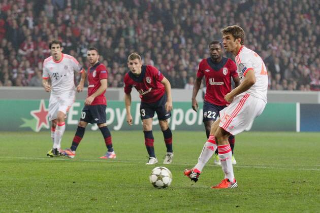 Thomas MUELLER (FC Bayern München - 25) erzielt per Elfmeter das 0-1 23.10.2012 Fussball Champions League Vorrunde 3. Spieltag Gruppe F OSC Lille (Frankreich, France - FRA) - FC Bayern München (Deutschland - GER) Fussball Herren Saison 2012-2013