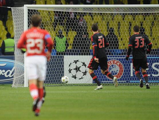 MOSCOW, RUSSIA. OCTOBER 23, 2012. FC Benfica s goalie Artur (unseen) allows a goal during a UEFA Champions League game vs. Spartak Russia.  premiumd RE10B808