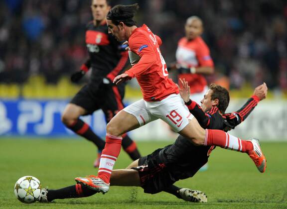 MOSCOW, RUSSIA. OCTOBER 23, 2012. Spartak s Jose Jurado (red) and Benfica s Nemanja Matic (bottom) in action in their UEFA Champions League game in Moscow.  premiumd RE10B835
