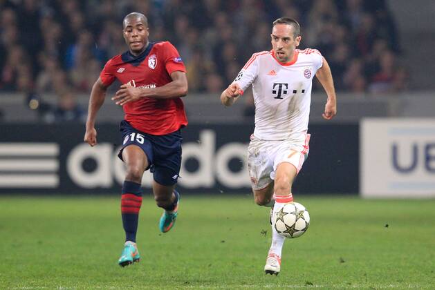 Laufduell zwischen Djibril SIDIBE (OSC Lille - 15) und Franck RIBERY (FC Bayern München - 7) 23.10.2012 Fussball Champions League Vorrunde 3. Spieltag Gruppe F OSC Lille (Frankreich, France - FRA) - FC Bayern München (Deutschland - GER) Fussball Herren Saison 2012-2013