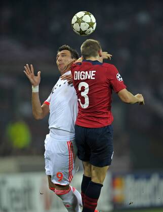 23.10.2012, Fussball Championsleague 2012 2013, Vorrundenspiel, OSC Lille (LOSC) - FC Bayern München, in Lille (Frankreich). v.li: Mario Mandzukic (Bayern München) gegen Lucas Digne (Lille).