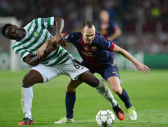 FUSSBALL INTERNATIONAL CHAMPIONS LEAGUE 2012 2013 FC Barcelona - Celtic FC Glasgow 23.10.2012 Andres Iniesta (re, Barca) gegen Victor Wanyaman (Celtic) 