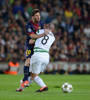 FUSSBALL INTERNATIONAL CHAMPIONS LEAGUE 2012 2013 FC Barcelona - Celtic FC Glasgow 23.10.2012 ZUSAMMENPRALL; Lionel Messi (li, Barca) gegen Scott Brown (Celtic) 