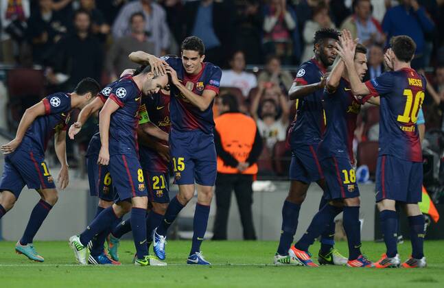 FUSSBALL INTERNATIONAL CHAMPIONS LEAGUE 2012 2013 FC Barcelona - Celtic FC Glasgow 23.10.2012 JUBEL Barca nach dem Tor zum 1-0 Torschütze Andres Iniesta (li) umarmt von Marc Bartra (Mitte) 