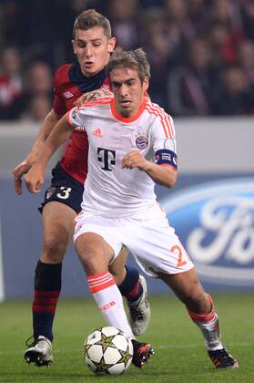 Lucas DIGNE (OSC Lille - 03) hält Philipp LAHM (FC Bayern München - 21) - Elfmeterszene 23.10.2012 Fussball Champions League Vorrunde 3. Spieltag Gruppe F OSC Lille (Frankreich, France - FRA) - FC Bayern München (Deutschland - GER) Fussball Herren Saison 2012-2013