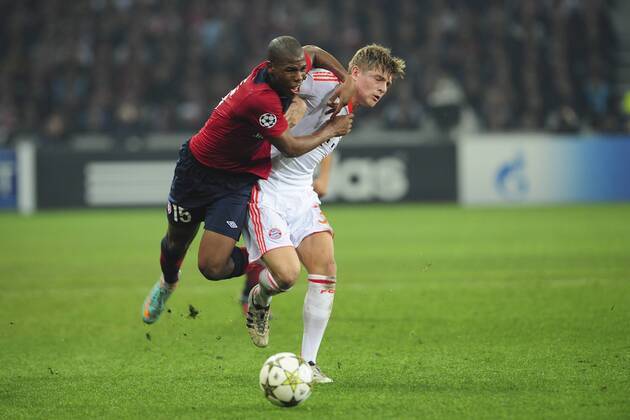 Djibril Sidibe (Lille) vs Toni Kroos (Bayern) FOOTBALL : Lille vs Bayern de Munich - ligue des champions - 23 10 2012 JBAutissier Panoramic 