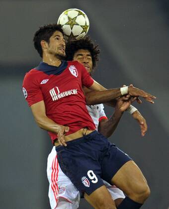 23.10.2012, Fussball Championsleague 2012 2013, Vorrundenspiel, OSC Lille (LOSC) - FC Bayern München, in Lille (Frankreich). v.li: Tulio de Melo (li, Lille) gegen Dante (Bayern München).