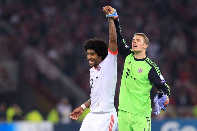Torwart Manuel NEUER (FC Bayern München - 1) Jubel, Freude mit DANTE (FC Bayern München - 4) nach Schlusspfiff 23.10.2012 Fussball Champions League Vorrunde 3. Spieltag Gruppe F OSC Lille (Frankreich, France - FRA) - FC Bayern München (Deutschland - GER) Fussball Herren Saison 2012-2013